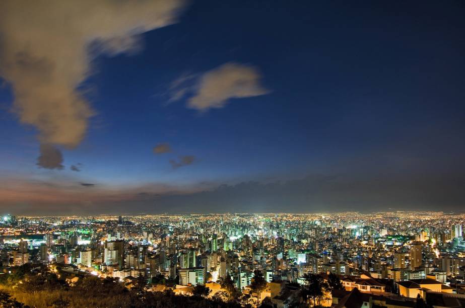 <strong>1. <a href="https://viajeaqui.abril.com.br/cidades/br-mg-belo-horizonte" rel="Belo Horizonte">Belo Horizonte</a></strong>Foram lançados oito hotéis e flats na cidade mineira, com um total de 2.150 unidades. O valor geral de vendas dos empreendimentos é de 653 milhões de reais, segundo a Lopes. O preço médio por metro quadrado é o mais alto do país: 14.780 reais. <strong>1. <a href="https://viajeaqui.abril.com.br/cidades/br-mg-belo-horizonte" rel="Belo Horizonte">Belo Horizonte</a></strong>Foram lançados oito hotéis e flats na cidade mineira, com um total de 2.150 unidades. O valor geral de vendas dos empreendimentos é de 653 milhões de reais, segundo a Lopes. O preço médio por metro quadrado é o mais alto do país: 14.780 reais.