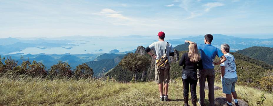 Os 2 km de caminhada íngreme são recompensados por uma vista linda no topo da Pedra da Macela