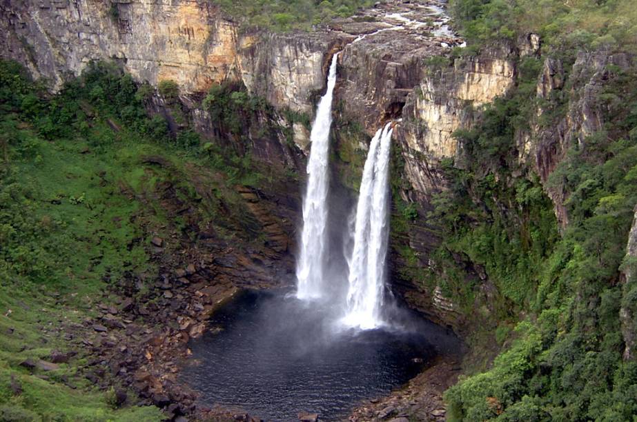 Para conhecer o <a href="https://preprod.viagemeturismo.abril.com.br/atracao/salto-do-rio-preto-e-cachoeira-do-garimpao-2/" target="_blank"><strong>Salto do Rio Preto</strong></a> (120 metros), uma das atrações do <strong>Parque Nacional da Chapada dos Veadeiros</strong>, em <a href="https://preprod.viagemeturismo.abril.com.br/estados/goias/" target="_blank"><strong>Goiás</strong></a>, é preciso caminhar. São 5 quilômetros de trilha até chegar à cachoeira. Aproveite para conhecer a Cachoeira do Garimpão (80m) que fica no mesmo caminho e tem poços para banho