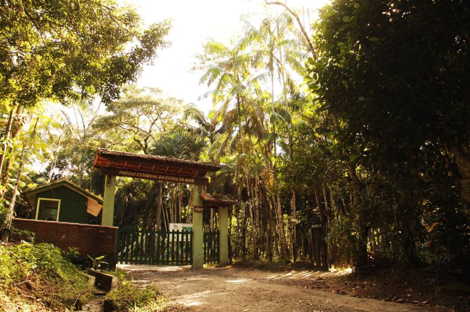 O Parque Estadual da Serra do Mar tem trilhas com piscina natural, queda-dágua e cachoeira