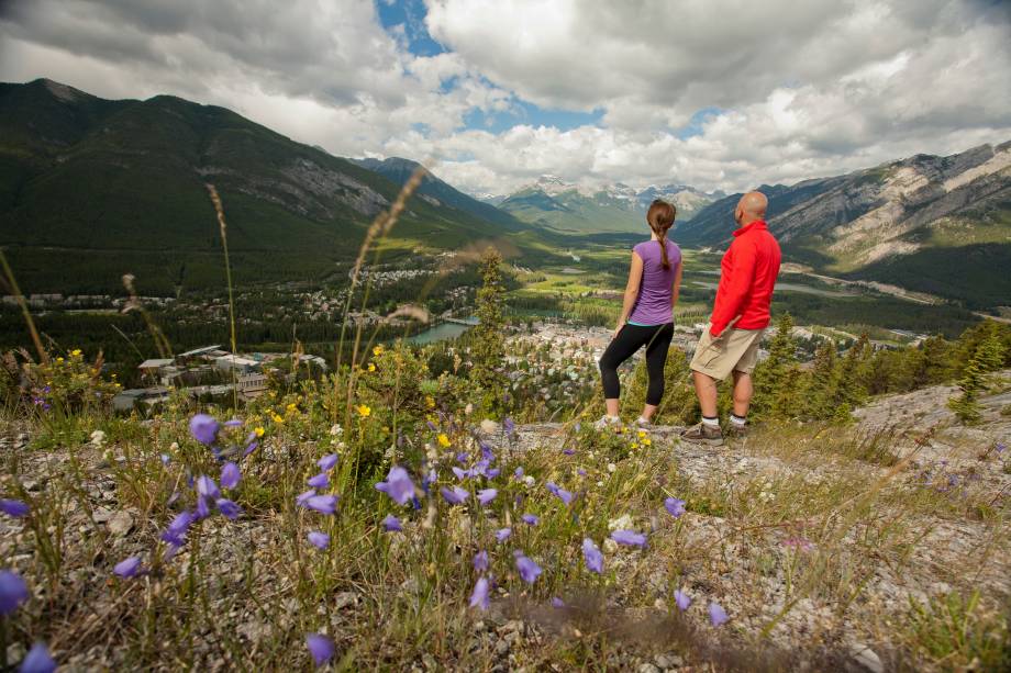 <strong>Caminhada até o topo da Montanha Tunnel</strong> A caminhada é de dificuldade moderada, com 2,4km e 260m de elevação. O começo da trilha é na própria cidade de Banff, com o Monte Rundle se erguendo magesticamente ao sul da paisagem <strong>Caminhada até o topo da Montanha Tunnel</strong> A caminhada é de dificuldade moderada, com 2,4km e 260m de elevação. O começo da trilha é na própria cidade de Banff, com o Monte Rundle se erguendo magesticamente ao sul da paisagem