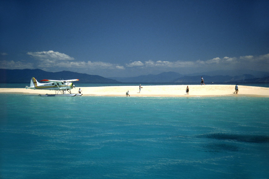 <strong>Barreira de Corais - Queensland</strong>            O roteiro de sete noites tem duas delas no arquipélago de Whitsundays, na costa nordeste, quatro em <a href="https://viajeaqui.abril.com.br/cidades/australia-cairns" rel="Cairns" target="_blank"><strong>Cairns</strong></a>, base de quem vai à <strong>Barreira de Corais </strong>(passeio até lá e atividades como rafting e voo de balão cobrados à parte), e uma em Cape Tribulation, ao norte, um trecho selvagem do litoral de <strong>Queensland</strong>. A hospedagem é em resorts três-estrelas.            <strong>QUANDO:</strong> Em 15 e 22 de julho            <strong>QUEM LEVA:</strong> A <a href="https://stb.com.br" rel="STB" target="_blank"><strong>STB</strong></a> (11/3038-1551)            <strong>QUANTO</strong>: US$ 3 534