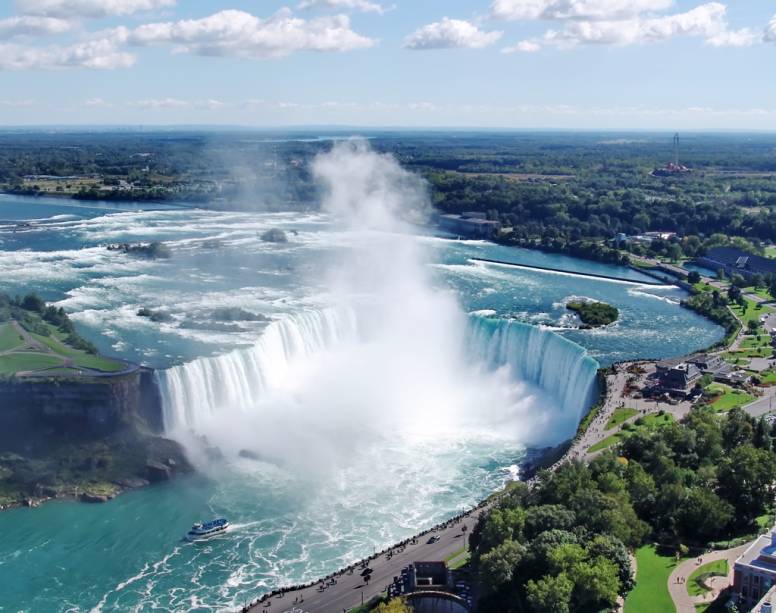 Toronto está a menos de duas horas de carro das famosas Cataratas do Niágara Toronto está a menos de duas horas de carro das famosas Cataratas do Niágara