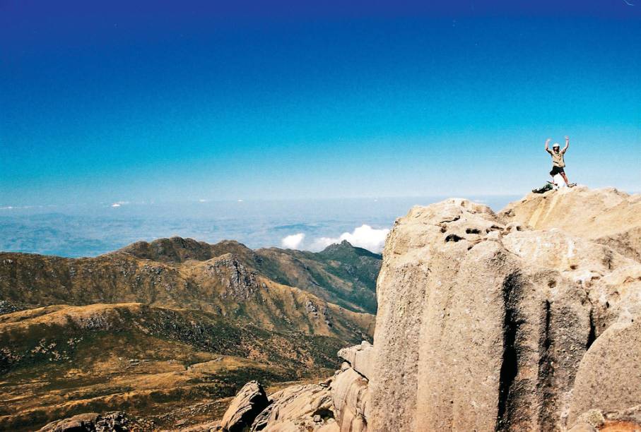 O Pico das Prateleiras e seus 2 540 metros exigem respeito. Do Abrigo Rebouças até a base do pico, que parece ter sido esculpido manualmente,  a subida exige um pouco das pernas. Quem não estiver bem preparado e sofrer com medo de altura, pode parar por aí que a vista já vale a pena. Os mais corajosos podem seguir por uma hora e meia montanha acima, passando por estreitas passagens e desafiadoras fendas