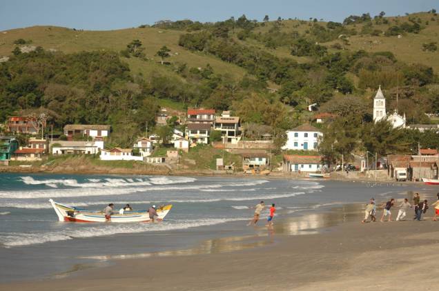 Pescadores na Praia de Garopaba, no centro comercial da cidade, e torre da Igreja Matriz ao fundo Pescadores na Praia de Garopaba, no centro comercial da cidade, e torre da Igreja Matriz ao fundo