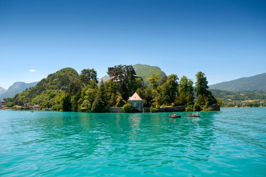 Situada à beira do precioso lago homônimo, Annecy parece em algumas partes uma espécie de Veneza dos Alpes, tamanha a proximidade dos edifícios com as águas