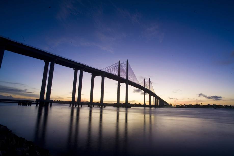 A Ponte Newton Navarro sobre o Rio Potengi, conhecida também como Ponte Forte-Redinha ou Ponte Nova