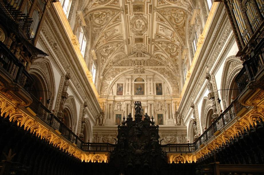 O interior da Mesquita de Córdoba também é um deslumbrante museu não oficial com obras de edifícios romanos e visigóticos