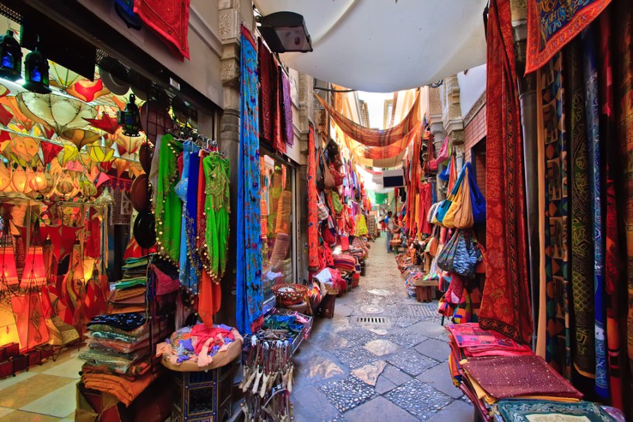 A influência que os árabes exerceram sobre Granada pode ser sentida nas ruas da cidade até hoje, principalmente em sua lojas enfeitadas com narguilês, tapetes, lenços e bules de chá