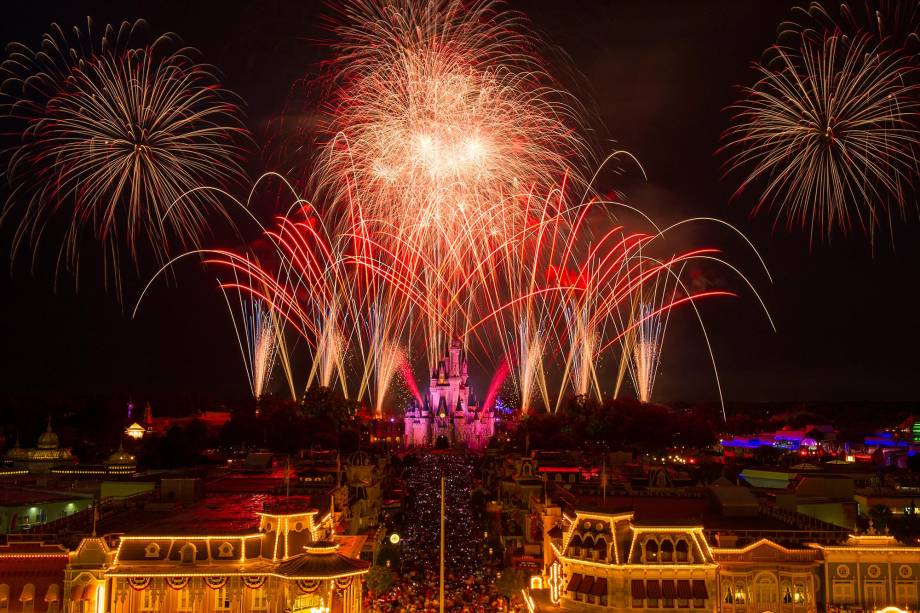 <strong><a href="https://bit.ly/agx-tur" rel="AGAXTUR" target="_blank">AGAXTUR</a></strong> <strong>O QUE ELA FAZ POR VOCÊ</strong> Tem central de atendimento 24 horas, em português, para os locatários.<strong>PACOTE</strong> Perfeitas para quem quer experimentar o “american way of life” nas férias, as casas nos arredores do Walt Disney World variam em relação a conforto, mas sempre têm cozinha equipada, lavadora e secadora, TV a cabo, roupas de cama, mesa e banho e internet wifi. As sete noites são no novíssimo condomínio <a href="https://magicvillage.com" rel="Magic Village" target="_blank">Magic Village</a>, na região de Kissimmee, a 12 minutos da Disney e a 23 do Florida Mall. A casa com três suítes sai por US$ 2 361 por ocupante (até seis ocupantes) – preço sem aéreo <strong><a href="https://bit.ly/agx-tur" rel="AGAXTUR" target="_blank">AGAXTUR</a></strong> <strong>O QUE ELA FAZ POR VOCÊ</strong> Tem central de atendimento 24 horas, em português, para os locatários.<strong>PACOTE</strong> Perfeitas para quem quer experimentar o “american way of life” nas férias, as casas nos arredores do Walt Disney World variam em relação a conforto, mas sempre têm cozinha equipada, lavadora e secadora, TV a cabo, roupas de cama, mesa e banho e internet wifi. As sete noites são no novíssimo condomínio <a href="https://magicvillage.com" rel="Magic Village" target="_blank">Magic Village</a>, na região de Kissimmee, a 12 minutos da Disney e a 23 do Florida Mall. A casa com três suítes sai por US$ 2 361 por ocupante (até seis ocupantes) – preço sem aéreo