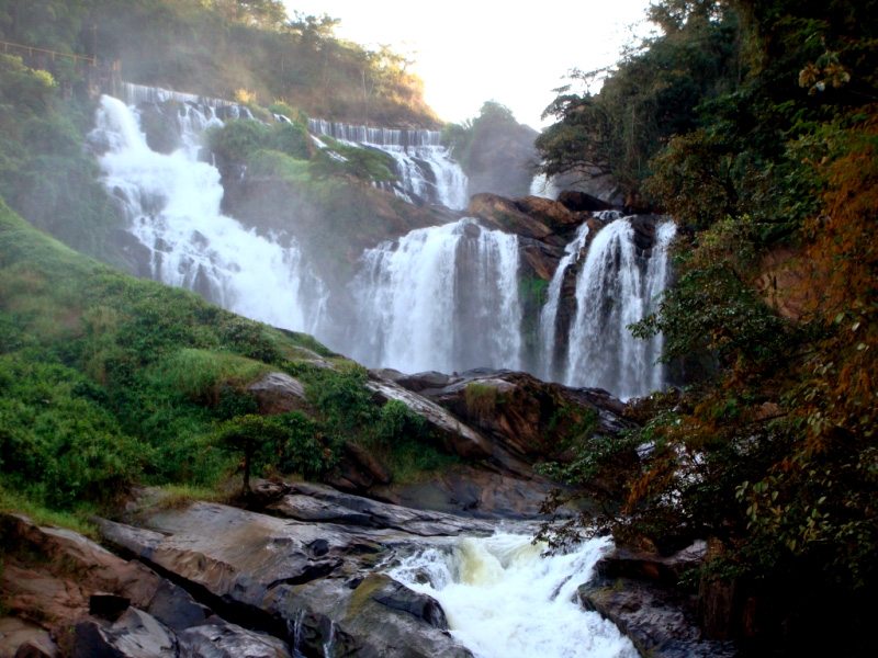 Esta rota de 200 km passa por <a href="https://viajeaqui.abril.com.br/estados/br-minas-gerais" target="_blank">Minas Gerais</a> quase na fronteira com <a href="https://viajeaqui.abril.com.br/estados/br-espirito-santo" target="_blank">Espírito Santo</a> e <a href="https://viajeaqui.abril.com.br/estados/br-rio-de-janeiro" target="_blank">Rio de Janeiro</a>. Ela começa na cidade de Tombos e termina em <a href="https://viajeaqui.abril.com.br/cidades/br-mg-alto-caparao" target="_blank">Alto Caparaó</a>. As vias são, em sua maioria, de estrada de terra, e cortam distritos pequenos e muita natureza. O trajeto todo pode ser percorrido em 4 dias com folga. De Alto Caparaó, é possível subir até o <a href="https://viajeaqui.abril.com.br/estabelecimentos/br-mg-alto-caparao-atracao-pico-da-bandeira" target="_blank">Pico da Bandeira</a>.<a href="https://www.caminhodaluz.org.br/" target="_blank">Veja mais informações no site oficial</a>