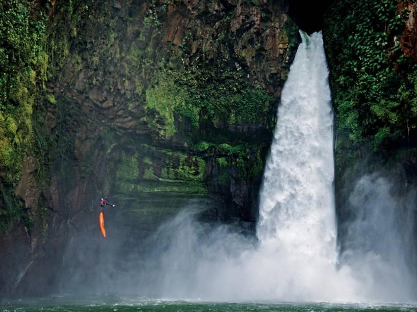 Uma temível cachoeira de 40 metros aparece no caminho do canoísta Ben Stookesberry, e ele desce de rapel em seu caiaque pelo penhasco no Alseseca, um rio que nuncafoi totalmente explorado no México.É sua 124a descida em rios bravios Uma temível cachoeira de 40 metros aparece no caminho do canoísta Ben Stookesberry, e ele desce de rapel em seu caiaque pelo penhasco no Alseseca, um rio que nuncafoi totalmente explorado no México.É sua 124a descida em rios bravios