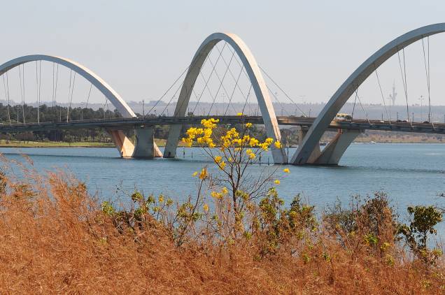 <strong>8. Ponte JK</strong>Três arcos brincam sobre a terceira ponte construída sobre o Lago Paranoá, projetada por Alexandre Chan e inaugurada em 2002. Passar por ela de carro é interessante, mas a vista é melhor apreciada a pé (a ponte tem 1.200m de extensão). À noite ela tem iluminação que destaca ainda mais as suas formas <strong>8. Ponte JK</strong>Três arcos brincam sobre a terceira ponte construída sobre o Lago Paranoá, projetada por Alexandre Chan e inaugurada em 2002. Passar por ela de carro é interessante, mas a vista é melhor apreciada a pé (a ponte tem 1.200m de extensão). À noite ela tem iluminação que destaca ainda mais as suas formas