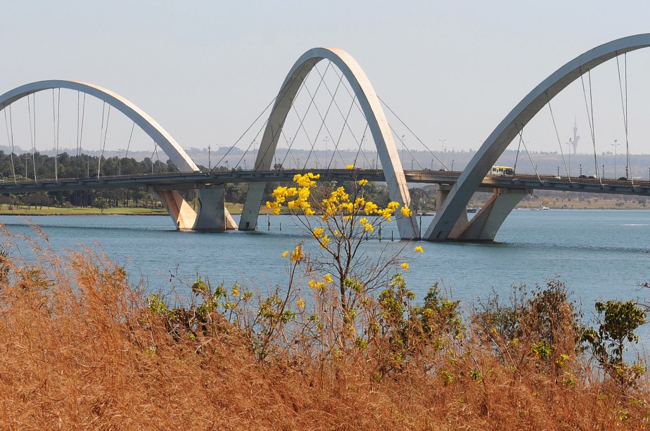 <strong>8. Ponte JK</strong>Três arcos brincam sobre a terceira ponte construída sobre o Lago Paranoá, projetada por Alexandre Chan e inaugurada em 2002. Passar por ela de carro é interessante, mas a vista é melhor apreciada a pé (a ponte tem 1.200m de extensão). À noite ela tem iluminação que destaca ainda mais as suas formas