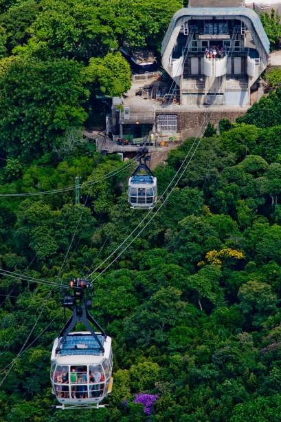 Os modernos e espaçosos bondinhos transportam os turistas entre o Morro da Urca e o Pão de Açúcar