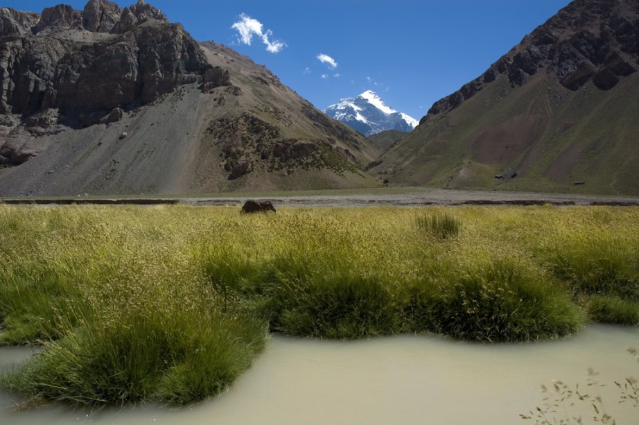 Alcançar o topo nevado da montanha é para poucos, mas em terra firme, no Parque Provincial Aconcagua, é possível avistar o “Sentinela de Pedra”