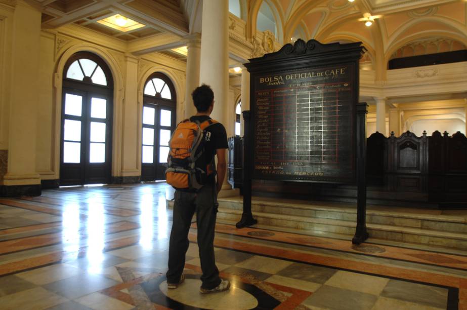 Painel de cotação, em madeira, na entrada do salão do pregão da antiga Bolsa Oficial do Café, edifício histórico restaurado, que abriga o Museu do Café