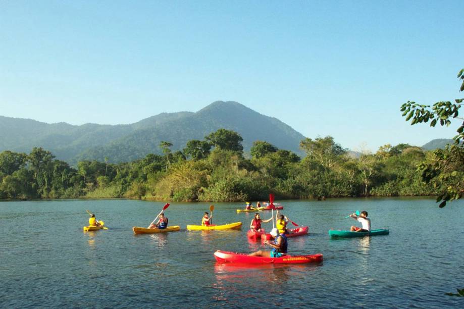 <strong>Itamambuca Eco Resort (Ubatuba, SP)</strong>No <a href="https://viajeaqui.abril.com.br/estabelecimentos/br-sp-ubatuba-hospedagem-itamambuca-eco-resort" rel="Itamambuca Eco Resort">Itamambuca Eco Resort</a>, enquanto as crianças são entretidas com atividades na praia, caça ao tesouro, teatro,e gincanas ecológicas, os pais podem relaxar com uma massagem tipo quick, desfrutar a praia, passear de caiaque (foto) e até fazer aulas de Stand Up, Surfe e Slack Line. O pacote inclui café da manhã, atividades recreativas, drinque de boas-vindas no check-in, passeio de caiaque (30 minutos), uma massagem e seguro chuva.O casal pode optar por quatro diárias a R$ 2 888 ou pagar R$ 3 428 por seis diárias. Duas crianças até 10 anos não pagam, desde que fiquem hospedadas no mesmo quarto dos pais.