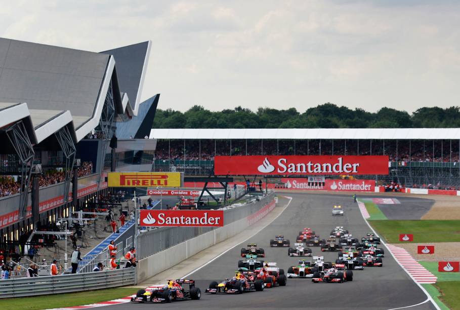 A primeira corrida da história da Fórmula 1 foi realizada no circuito de Silverstone, na cidade homônima da <a href="https://viajeaqui.abril.com.br/paises/reino-unido" rel="Inglaterra" target="_blank">Inglaterra</a>. Ela foi vencida pelo italiano Giuseppe Farina, pilotando um Alfa Romeo. O espanhol Fernando Alonso foi o último vencedor da prova, em 2011, com sua Ferrari