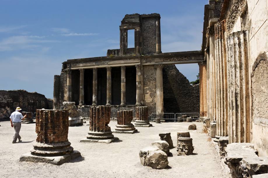 De <a href="https://viajeaqui.abril.com.br/cidades/italia-napoles" rel="Nápoles">Nápoles</a>, é possível visitar as ruínas de Pompeia, devastadas pela erupção do vulcão Vesúvio. O que restou da cidade antiga revela uma típica sociedade romana com fórum, templos e teatros bem preservados