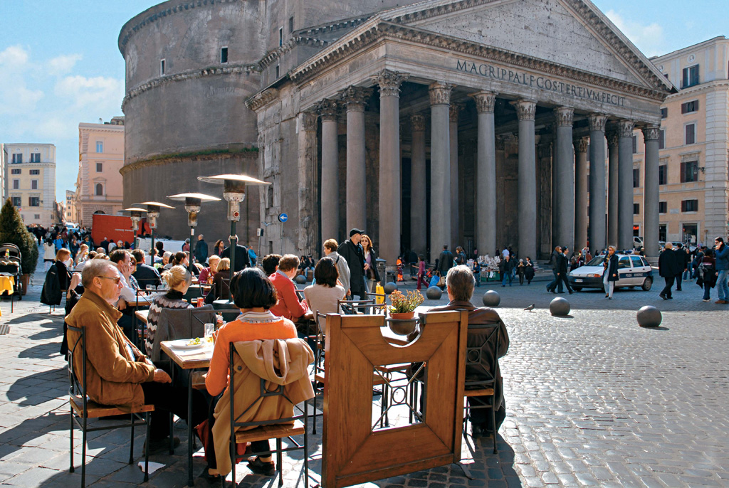 Ao longo de seus mais de 2 mil anos de existência, O Pantheon foi convertido em igreja católica no século 7 e hoje atrai pela sua história e beleza