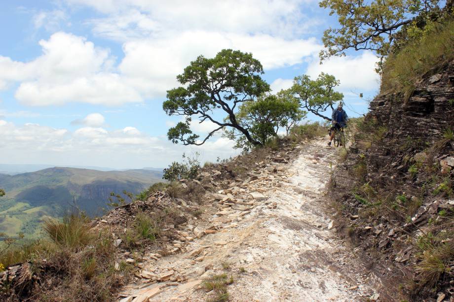 O <a href="https://viajeaqui.abril.com.br/estabelecimentos/br-mg-serra-da-canastra-atracao-parque-nacional-da-serra-da-canastra" target="_blank">Parque Nacional da Serra da Canastra</a> e dezenas de reservas ecológicas particulares na região têm estradinhas de terra que dão acesso a cachoeiras e mirantes belíssimos, muito procurados por cicloturistas e travessias à pé. Há uma grande oferta de campings, alguns deles próximos a piscinas de água termal e quente, hmmm! A região fica próxima à capital <a href="https://viajeaqui.abril.com.br/cidades/br-mg-belo-horizonte" target="_blank">Belo Horizonte</a> e pode ser percorrida em um, dois ou mais dias, seja carregando todos os equipamentos a cada deslocamento ou estabelecendo bases onde deixar a maioria da bagagem para explorar as cachoeiras e subir as serras com menos carga