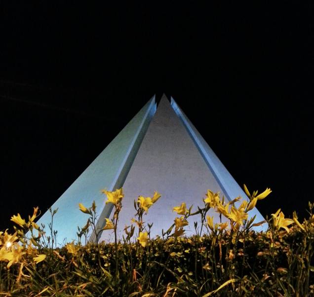 <a href="https://viajeaqui.abril.com.br/estabelecimentos/br-df-brasilia-atracao-templo-da-legiao-da-boa-vontade-lbv" rel="9. Templo da Boa Vontade "><strong>9. Templo da Boa Vontade </strong></a>Este grande tempo ecumênico recebe pessoas de todas as religiões que buscam tranquilidade e equilíbrio. Construído pela LBV (<a href="https://pt.wikipedia.org/wiki/Legi%C3%A3o_da_Boa_Vontade" rel="Legião da Boa Vontade">Legião da Boa Vontade</a>), ele é hoje um dos monumentos mais visitados de Brasília. O edifício é uma pirâmide de 7 lados, com 21m de altura e 28m de diâmetro. No topo da pirâmide está a maior pedra de cristal puro do mundo, que tem 21kg. O edifício tem salas de meditação temáticas, galeria de arte e um memorial (que abre, de 8h às 20h).<strong>Entrada gratuita.</strong><strong>O salão principal se mantém aberto 24h todos os dias</strong> <a href="https://viajeaqui.abril.com.br/estabelecimentos/br-df-brasilia-atracao-templo-da-legiao-da-boa-vontade-lbv" rel="9. Templo da Boa Vontade "><strong>9. Templo da Boa Vontade </strong></a>Este grande tempo ecumênico recebe pessoas de todas as religiões que buscam tranquilidade e equilíbrio. Construído pela LBV (<a href="https://pt.wikipedia.org/wiki/Legi%C3%A3o_da_Boa_Vontade" rel="Legião da Boa Vontade">Legião da Boa Vontade</a>), ele é hoje um dos monumentos mais visitados de Brasília. O edifício é uma pirâmide de 7 lados, com 21m de altura e 28m de diâmetro. No topo da pirâmide está a maior pedra de cristal puro do mundo, que tem 21kg. O edifício tem salas de meditação temáticas, galeria de arte e um memorial (que abre, de 8h às 20h).<strong>Entrada gratuita.</strong><strong>O salão principal se mantém aberto 24h todos os dias</strong>
