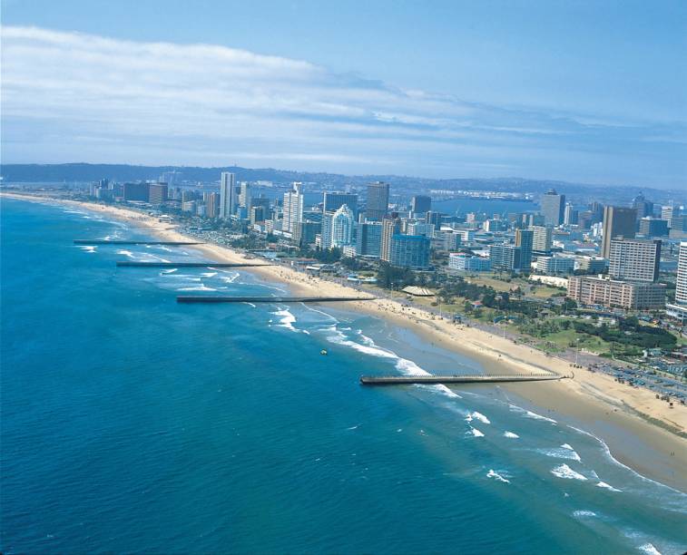 O calçadão da Golden Mile concentra hotéis, bares e restaurantes. As águas mornas do Oceano Índico e as areias douradas atraem surfistas O calçadão da Golden Mile concentra hotéis, bares e restaurantes. As águas mornas do Oceano Índico e as areias douradas atraem surfistas