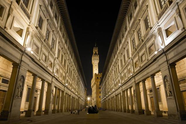 A Galeria Uffizi reúne o mais importante acervo de pinturas renascentistas do mundo, com obras de Botticelli, Michelangelo e Rafael. Ao fundo, a torre do Palazzo Vecchio A Galeria Uffizi reúne o mais importante acervo de pinturas renascentistas do mundo, com obras de Botticelli, Michelangelo e Rafael. Ao fundo, a torre do Palazzo Vecchio