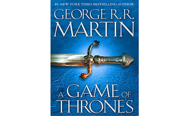 <strong>1. Game of Thrones, George R.R. Martin</strong>    No topo de livros mais esquecidos dentro dos aviões da companhia British Airways, está o volume que encabeça a série aclamada do escritor norte-americano. A disputa acirrada pelo controle dos Sete Reinos fez tanto sucesso entre os leitores que se transformou em um das séries mais vistas da HBO - e <a href="https://viajeaqui.abril.com.br/materias/no-meio-do-mediterraneo-malta-e-cenario-para-producoes-cinematograficas" rel="as locações transformaram-se em destinos turísticos" target="_blank">as locações transformaram-se em destinos turísticos</a>. Fãs da saga seguem discutindo o destino dos personagens além de, é claro, fazerem piadas com a quantidade de mortes encomendadas pelo autor