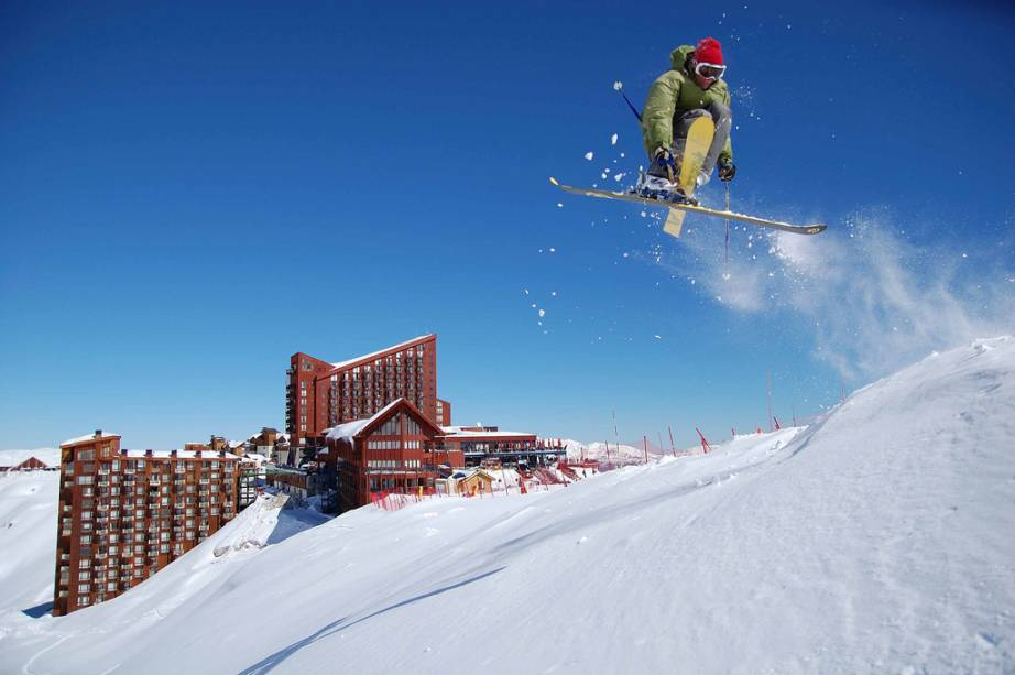 Localizada em um platô a 3.100 metros acima do nível do mar, <a href="https://viajeaqui.abril.com.br/cidades/chile-valle-nevado" rel="Valle Nevado" target="_blank"><strong>Valle Nevado</strong></a> é a estação de esqui mais alta dos Andes – e a preferida dos brasileiros Localizada em um platô a 3.100 metros acima do nível do mar, <a href="https://viajeaqui.abril.com.br/cidades/chile-valle-nevado" rel="Valle Nevado" target="_blank"><strong>Valle Nevado</strong></a> é a estação de esqui mais alta dos Andes – e a preferida dos brasileiros