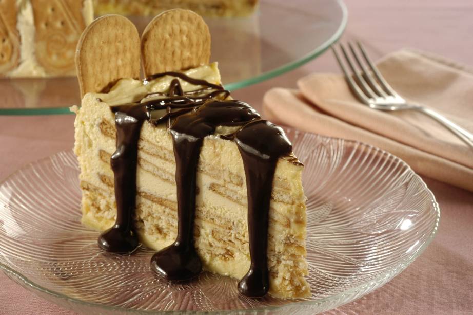 Na <strong>torta holandesa</strong>, os ingredientes são leite condensado, biscoitos maria, biscoitos cobertos de chocolate, creme de leite e chocolate meio-amargo para a cobertura. Apesar do nome, essa sobremesa supercalórica foi criada no Brasil e é difundida pelas docerias de <a href="https://viajeaqui.abril.com.br/cidades/br-sp-campinas" rel=" Campinas" target="_self"><strong>Campinas</strong></a>, em São Paulo. Já entre as sobremesas típicas da Holanda, as tortas têm frutas e biscoitos Na <strong>torta holandesa</strong>, os ingredientes são leite condensado, biscoitos maria, biscoitos cobertos de chocolate, creme de leite e chocolate meio-amargo para a cobertura. Apesar do nome, essa sobremesa supercalórica foi criada no Brasil e é difundida pelas docerias de <a href="https://viajeaqui.abril.com.br/cidades/br-sp-campinas" rel=" Campinas" target="_self"><strong>Campinas</strong></a>, em São Paulo. Já entre as sobremesas típicas da Holanda, as tortas têm frutas e biscoitos