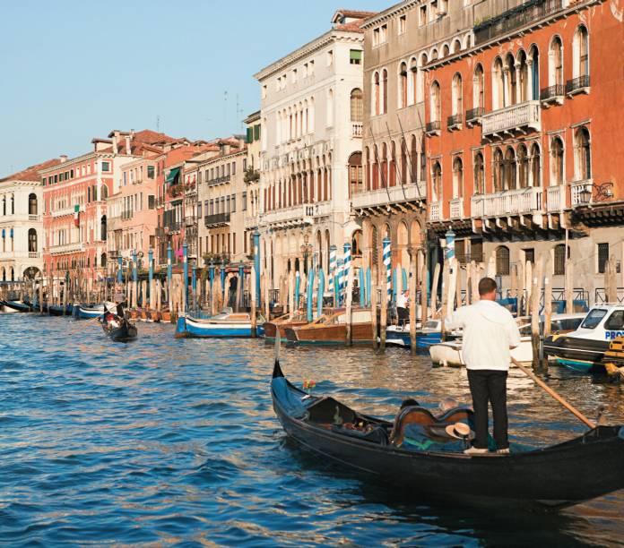 <strong>Veneza, Itália:</strong> com cerca de 270 mil habitantes, e mais de 60 mil turistas por dia, Veneza carrega a fama de cidade submersa há tempos - e é daí que vem boa parte de sua fama. De acordo com pesquisadores da Scripps Institution of Oceanography da Universidade da Califórnia, San Diego, a cidade afunda a uma taxa de 2 milímetros por ano. Pode não parecer muito, mas considere que ao longo de cinco anos, a cidade desaparece mais um centímetro, e o cenário certamente se torna preocupante para gerações futuras. <strong>Veneza, Itália:</strong> com cerca de 270 mil habitantes, e mais de 60 mil turistas por dia, Veneza carrega a fama de cidade submersa há tempos - e é daí que vem boa parte de sua fama. De acordo com pesquisadores da Scripps Institution of Oceanography da Universidade da Califórnia, San Diego, a cidade afunda a uma taxa de 2 milímetros por ano. Pode não parecer muito, mas considere que ao longo de cinco anos, a cidade desaparece mais um centímetro, e o cenário certamente se torna preocupante para gerações futuras.