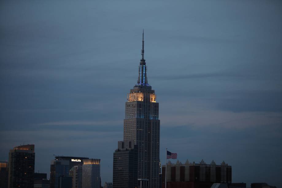 Com 102 andares e 448,7 metros de alturam, o <a href="https://viajeaqui.abril.com.br/estabelecimentos/estados-unidos-nova-york-atracao-empire-state-building" rel="Empire State" target="_blank">Empire State</a> já foi o prédio mais alto de <a href="https://viajeaqui.abril.com.br/cidades/estados-unidos-nova-york" rel="Nova York" target="_blank">Nova York</a>. Perdeu o posto em 1972, quando foi inaugurado o World Trade Center, mas depois dos atentados de 11 de Setembro, voltou a ser o maior arranha-céu da cidade para perder novamente o posto, com a construção do One World Trade Center, no lugar das Torres Gêmeas