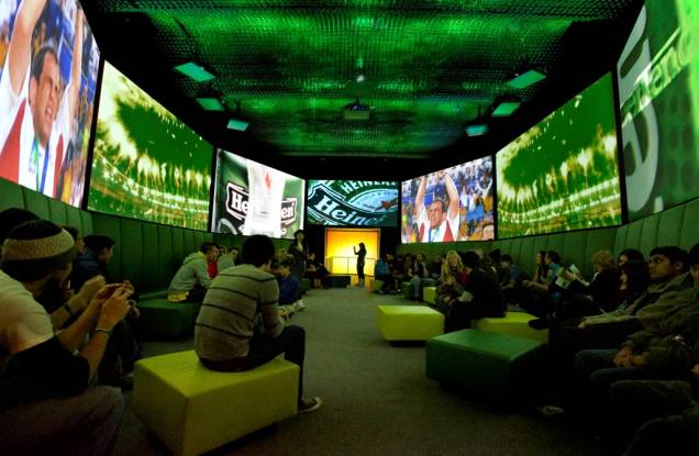 Na <a href="https://viajeaqui.abril.com.br/estabelecimentos/holanda-amsterda-atracao-heineken-experience" rel="Heineken Experience" target="_blank">Heineken Experience</a>, o visitante pode conhecer parte do processo de produção de uma cerveja, assistir comerciais de TV e, ao final, degustar a bebida Na <a href="https://viajeaqui.abril.com.br/estabelecimentos/holanda-amsterda-atracao-heineken-experience" rel="Heineken Experience" target="_blank">Heineken Experience</a>, o visitante pode conhecer parte do processo de produção de uma cerveja, assistir comerciais de TV e, ao final, degustar a bebida