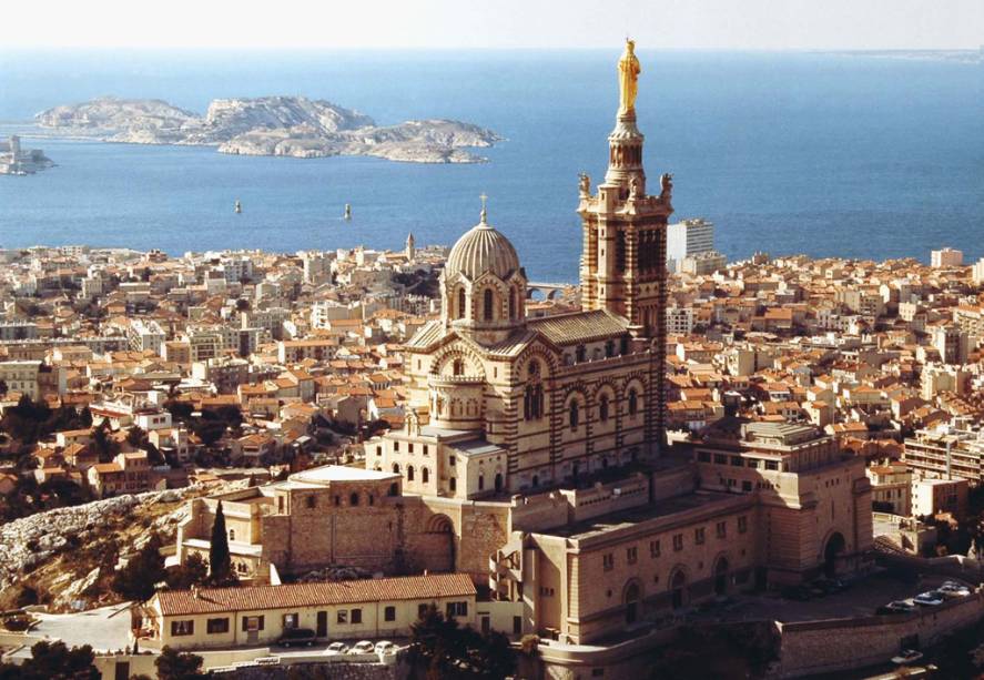 A 154 metros do nível do mar, a basílica de Notre Dame de la Garde, que simboliza Marselha, tem também a vista mais concorrida da cidade, principalmente no pôr do sol