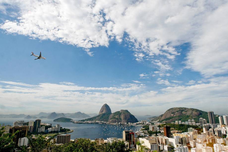 O Morro da Urca e o Pão de Açúcar são duas formações rochosas na entrada da Baía de Guanabara,que servem de mirante para a cidade do Rio de Janeiro O Morro da Urca e o Pão de Açúcar são duas formações rochosas na entrada da Baía de Guanabara,que servem de mirante para a cidade do Rio de Janeiro