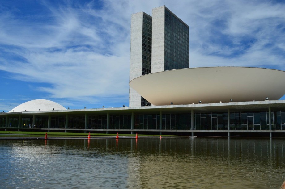 <a href="https://viajeaqui.abril.com.br/estabelecimentos/br-df-brasilia-atracao-congresso-nacional" rel="10. Congresso Nacional "><strong>10. Congresso Nacional </strong></a><a href="https://viajeaqui.abril.com.br/estabelecimentos/br-df-brasilia-atracao-congresso-nacional" rel="10. Congresso Nacional "><strong> </strong></a>Suas duas torres de 28 andares e as cúpulas convexa e côncava que representam a câmara e o senado respectivamente são inconfundíveis na paisagem de Brasília. Sede do poder administrativo, é o principal palco de manifestações populares da cidade e do país.Ao entrar, visitantes podem acompanhar sessões plenárias das duas casas do legislativo às 14h durante a semana. Nos finais de semana, porém, é possível sentar-se nas cadeiras onde se sentam os políticos. Também é parte do tour passear por corredores que expõem obras de arte de Alfredo Ceschiatti, Marianne Peretti, Di Cavalcante, Maria Bonomi e Carybé.O Congresso era a obra arquitetônica favorita de Niemeyer.<strong>Entrada gratuita.</strong><strong>Horário de visitação:</strong> diariamente de 9h30 às 17h. De segunda a sexta é proibido entrar de chinelo, short e bermuda (regra que vale tanto para homens quanto para mulheres)