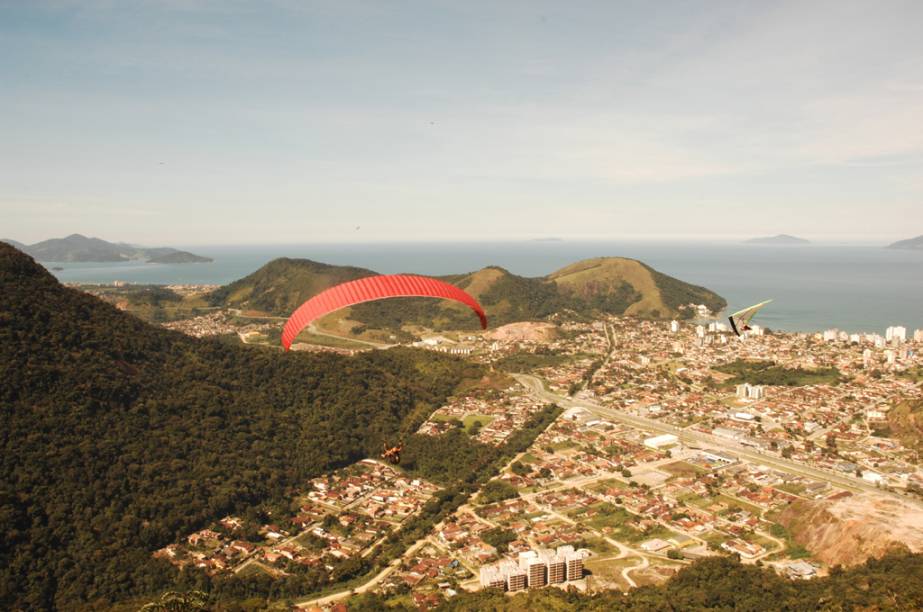 Caraguatatuba é ponto de voo para parapente e asa delta