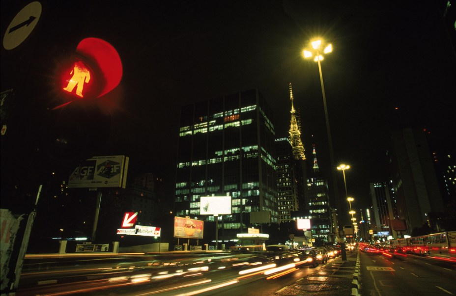 Vista da movimentada Avenida Paulista, esquina com a Alameda Campinas