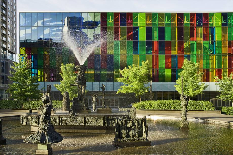 O Palais Des Congres, de Montreal, é um centro de convenções inaugurado em 1983 O Palais Des Congres, de Montreal, é um centro de convenções inaugurado em 1983