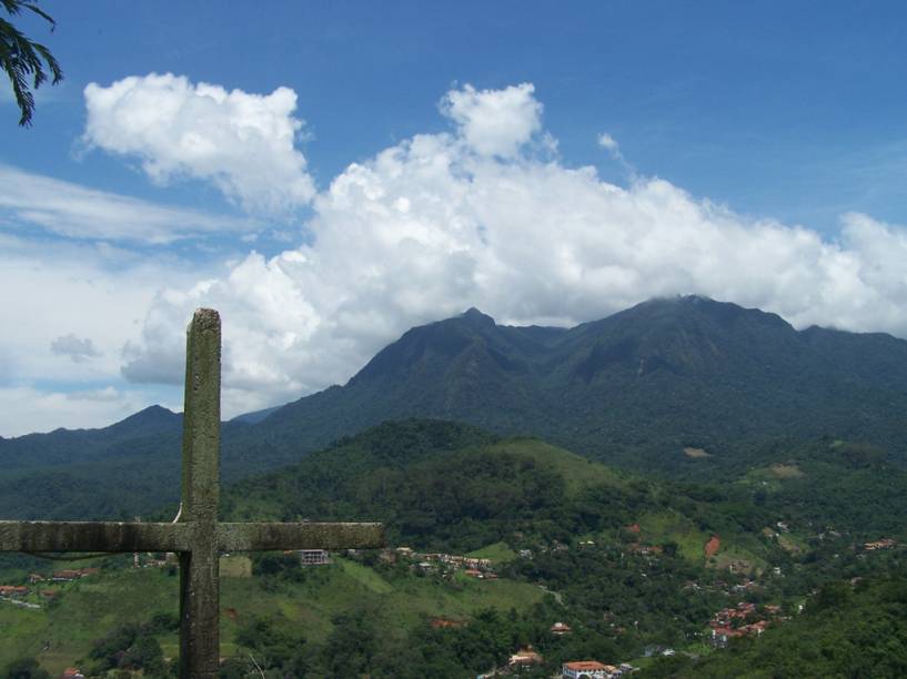 Um dos passeios de Penedo é o a cavalo até a Cachoeira da Lontra ou por uma área descampada, com vista para a Serra da Índia