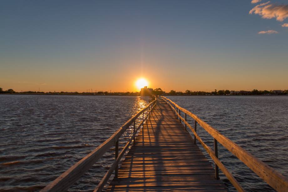 <strong>Praia do Laranjal, <a href="https://viajeaqui.abril.com.br/cidades/br-rs-pelotas" rel="Pelotas" target="_self">Pelotas</a> </strong>Os gaúchos a consideram um ótimo lugar para sentar em um fim de tarde e tomar um mate. Afinal de contas, a paz que emana da região é o ponto forte do local. O trapiche também vale a visita<em><a href="https://www.booking.com/city/br/pelotas-br.pt-br.html?aid=332455&label=viagemabril-praias-do-rio-grande-do-sul" rel="Veja preços de hotéis em Pelotas no Booking.com" target="_blank">Veja preços de hotéis em Pelotas no Booking.com</a></em>