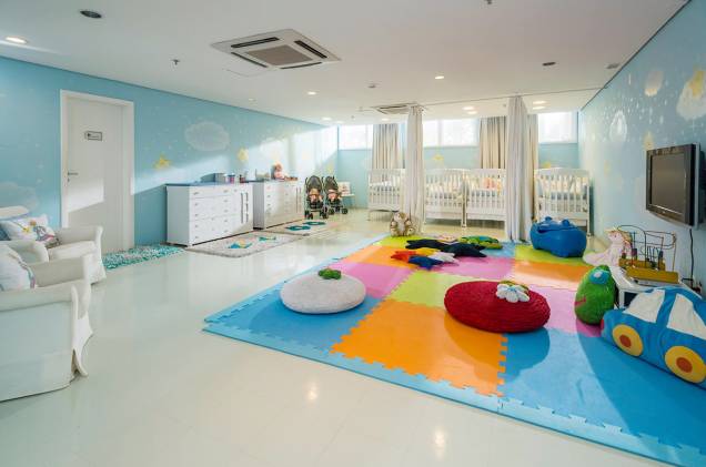 <strong>Sofitel Jequitimar Guarujá, em Guarujá (SP)</strong>Há recreação adulto e infantil nos fins de semana, o kids club é estruturado (salinha de vídeo, de música e teatro) e para os bebês existe até um berçário. <a href="https://www.booking.com/hotel/br/jequitimar-guaruja.pt-br.html?aid=332455&label=viagemabril-hoteisfamilia" target="_blank" rel="noopener">Reserve sua estadia no Sofitel Jequitimar Guarujá </a> <strong>Sofitel Jequitimar Guarujá, em Guarujá (SP)</strong>Há recreação adulto e infantil nos fins de semana, o kids club é estruturado (salinha de vídeo, de música e teatro) e para os bebês existe até um berçário. <a href="https://www.booking.com/hotel/br/jequitimar-guaruja.pt-br.html?aid=332455&label=viagemabril-hoteisfamilia" target="_blank" rel="noopener">Reserve sua estadia no Sofitel Jequitimar Guarujá </a>