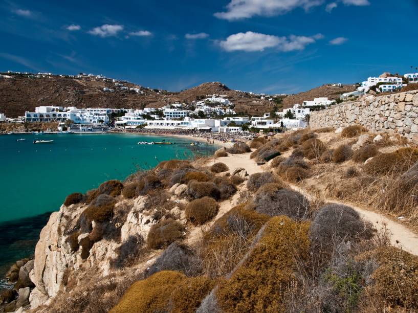 Resort em Mikonos, região da <a href="https://preprod.viagemeturismo.abril.com.br/paises/grecia-4/">Grécia</a> onde o agito noturno e o sossego, com seus barcos de pescadores e pelicanos, misturam-se pacificamente