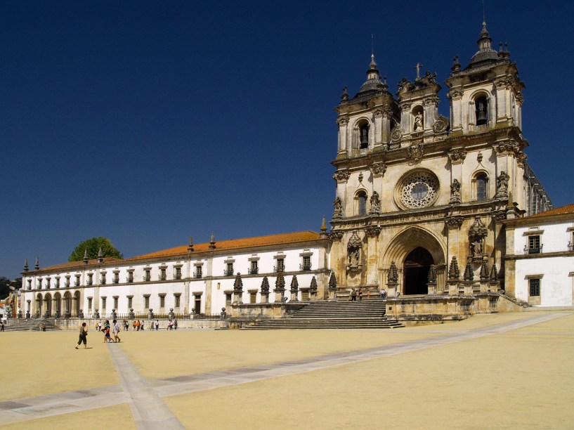 <strong>Mosteiro de <a href="https://viajeaqui.abril.com.br/cidades/portugal-alcobaca" rel="Alcobaça " target="_blank">Alcobaça </a></strong>                                                        Em estilo barroco, o mosteiro é um dos maiores da península Ibérica. Vale visitar cada cômodo e fazer uma viagem no tempo. Parte da fachada original, erguida em 1153, foi modificada nos séculos 17 e 18