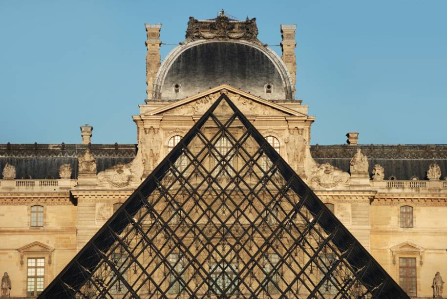 A pirâmide de vidro do arquiteto sino-americano I.M. Pei, no Louvre