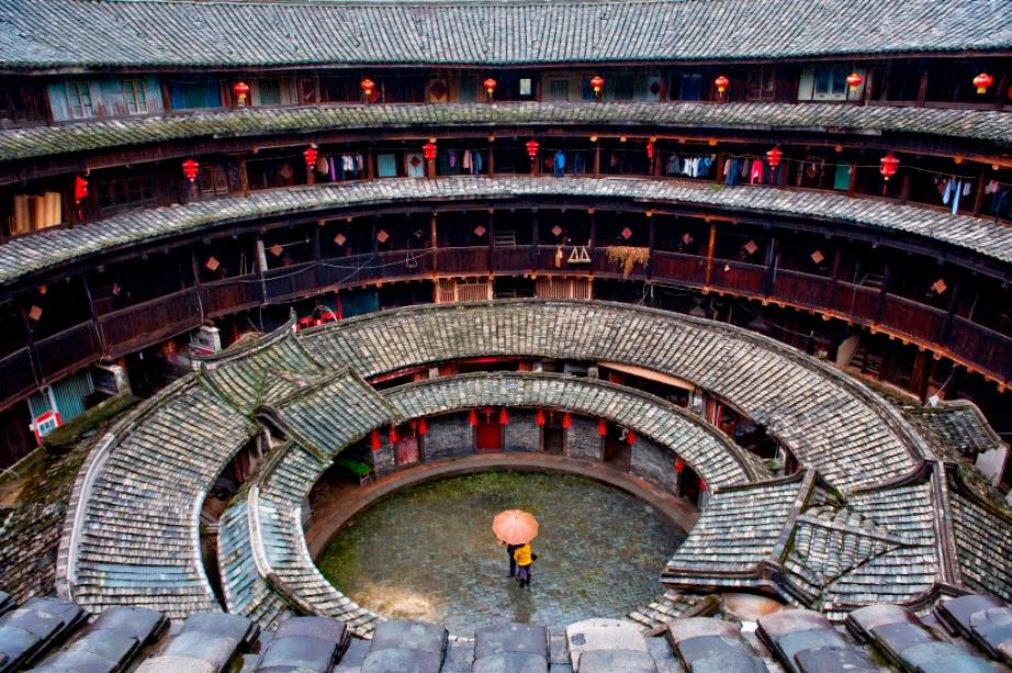 As casas comunitárias <em>tulou</em>, em Fujian, sul da China, são um extraordinário exemplo de arquitetura. Compostos de três ou quatro andares, em boa parte com um pátio circular interno, eles utilizam materiais duráveis, como pedras e tijolos em sua estrutura As casas comunitárias <em>tulou</em>, em Fujian, sul da China, são um extraordinário exemplo de arquitetura. Compostos de três ou quatro andares, em boa parte com um pátio circular interno, eles utilizam materiais duráveis, como pedras e tijolos em sua estrutura