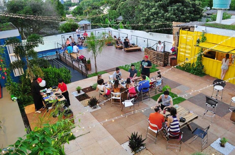 <strong>Tetris Container Hostel, em <a href="https://viajeaqui.abril.com.br/cidades/br-pr-foz-do-iguacu" rel="Foz do Iguaçu" target="_blank">Foz do Iguaçu</a> (<a href="https://viajeaqui.abril.com.br/estados/br-parana" rel="PR" target="_blank">PR</a>)</strong>                O mais novo hostel de Foz do Iguaçu fica a cerca de 20 km das Cataratas e tem um quintal onde rolam pool parties. Os ambientes internos ficam dentro de contâineres, dispostos de forma estratégica                <a href="https://www.booking.com/hotel/br/tetris-container-hostel.pt-br.html?aid=332455&label=viagemabril-hostelsdescolados" rel="BOOKING.COM: veja os preços e faça sua reserva no Tetris Container Hostel" target="_blank">BOOKING.COM: veja os preços e faça sua reserva no Tetris Container Hostel</a>