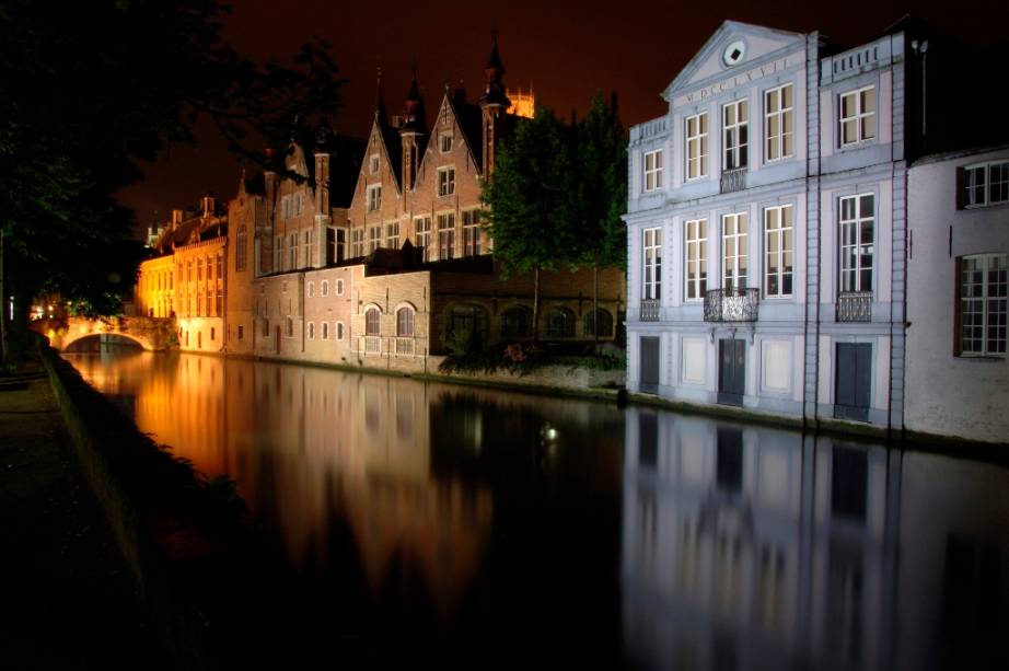 <strong>Bruges, Bélgica</strong>                Difícil escolher uma só cidade da <a href="https://viajeaqui.abril.com.br/paises/belgica" rel="Bélgica ">Bélgica </a>que represente bem o mundo da cerveja. Neste país há mais de 150 marcas, abrangindo rótulos comerciais disponíveis em todo o mundo e exclusivas garrafas produzidas por monges trapistas. Os nomes são todos conhecidos: Palm, Hoergaarden, Gouden Carolus, Stella Artois, De Koninck, Deus, Duvel, Chimay, Delirium Tremens, Leffe, Westvetleren. A lista não termina nunca. <a href="https://viajeaqui.abril.com.br/cidades/belgica-bruges" rel="Bruges">Bruges</a>, em Flandres, não possui tantas fábricas (a melhor, com certeza, é a De Haalve Man), mas a quantidade de bares especializados na bebida é de enlouquecer qualquer um. De acompanhamento, um bom queijo. Trapista, é claro